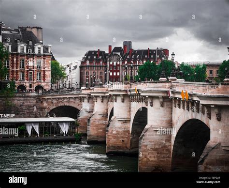 pont neuf paris arrondissement.